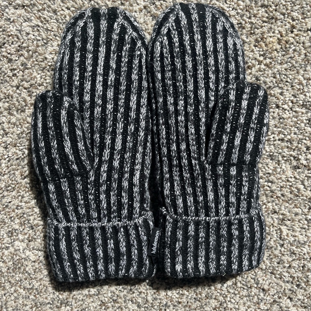 Lululemon women’s textured fleece-lined knit mittens